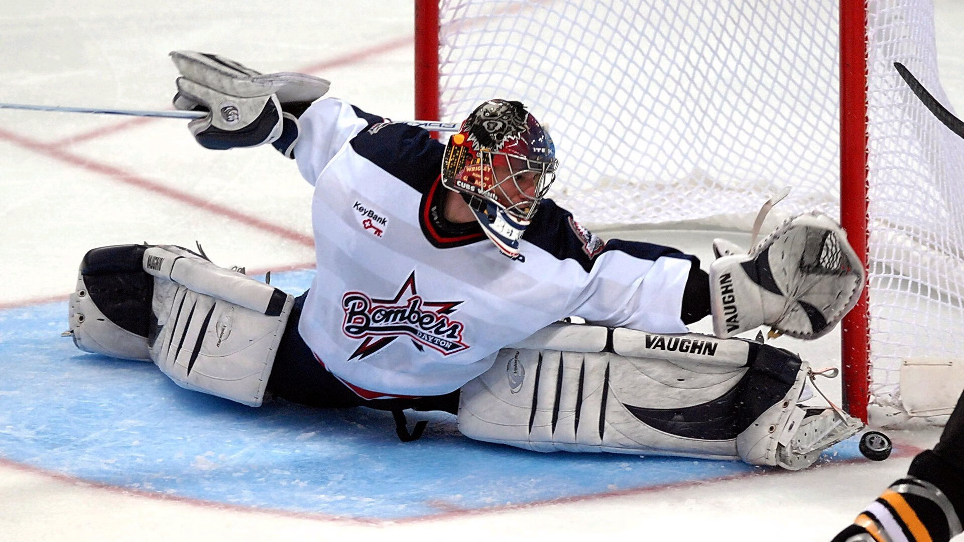 九游体育平台官网-【现场疯狂】球迷狂欢夜带动比赛氛围极致，球迷欢呼视频